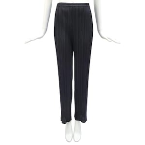 Peut inclure: Pantalon noir doté d'une texture plissée verticale sur toute la surface du tissu. Ce pantalon présente une coupe droite et une taille élastiquée, offrant un aspect uniforme et cohérent de la taille jusqu'à l'ourlet inférieur.