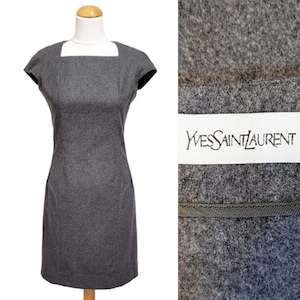 Pode incluir: Um vestido de lã cinza com decote quadrado e mangas curtas. O vestido tem uma silhueta ajustada e é etiquetado como "Yves Saint Laurent".