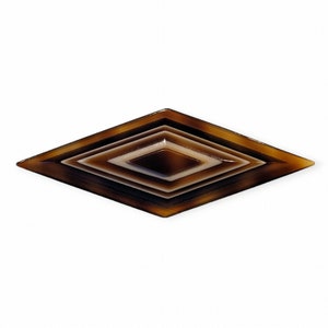 Peut inclure: Un bouton en forme de diamant géométrique brun et blanc avec un design en couches.
