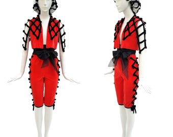 Jean Patou Couture Completo vintage in velluto rosso "Torero" degli anni '80