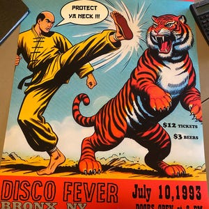Puede incluir: Un póster vintage de Wu-Tang Clan con temática de artes marciales. Presenta una ilustración de dibujos animados de un hombre pateando a un tigre. El texto incluye "PROTECT YA NECK!!!", "DISCO FEVER" y detalles del evento del 10 de julio de 1993 en Bronx, NY.