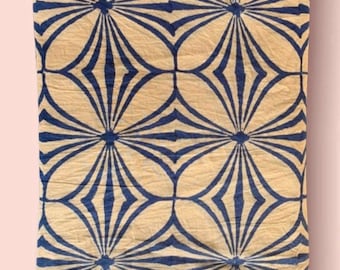 Tela de lino estampada a mano con estampado floral azul ostra para tapicería y decoración del hogar.