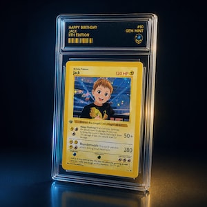 以下が含まれることがあります： 誕生日をテーマにした「Jack」のポケモンカード。透明な保護ホルダーに収められています。「HAPPY BIRTHDAY JACK 11TH EDITION」と「GEM MINT #10」の文字。カードは黄色い背景に少年の漫画イラストが描かれています。