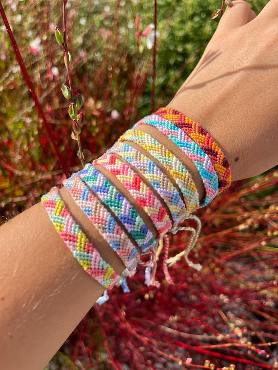 Lot De 10 Bracelets Brésiliens Multicolores Fluo - Fils Tressés, Neufs Avec étiquettes, Style Amitié