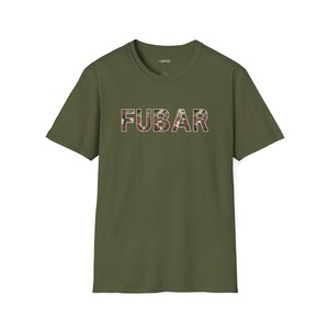 Puede incluir: Una camiseta verde de manga corta con la palabra "FUBAR" impresa en la parte delantera en un patrón de camuflaje.