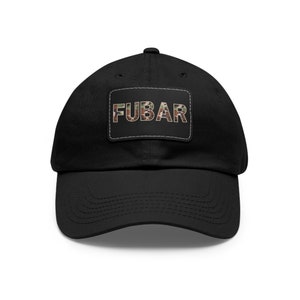 Peut inclure: Une casquette de baseball noire avec un patch camouflage qui dit "FUBAR" en lettres blanches.