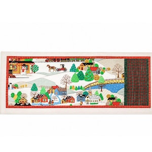 Pode incluir: Um caminho de mesa retangular com uma cena de aldeia de inverno, apresentando casas coloridas, colinas cobertas de neve, árvores perenes, um boneco de neve e uma carruagem puxada por cavalos. O design tem uma borda xadrez vermelha e uma secção xadrez verde-escura.