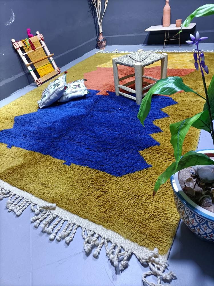 カラフルなベニ・ウラインのモロッコラグ：手織りウールベルベルラグ