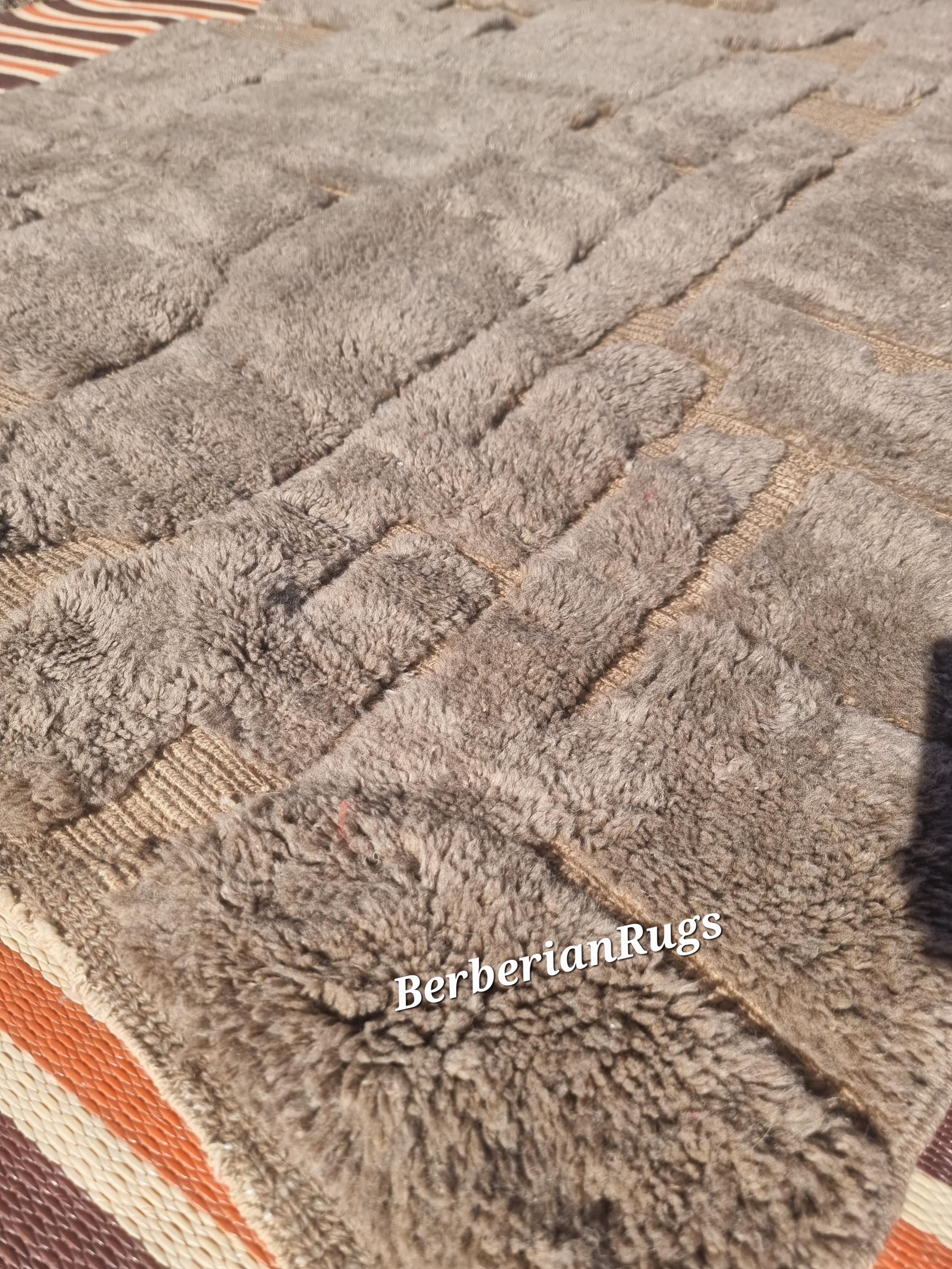 ハンドメイドのベニ・ムリルト・ラグ：ニュートラルトープのモロッコ