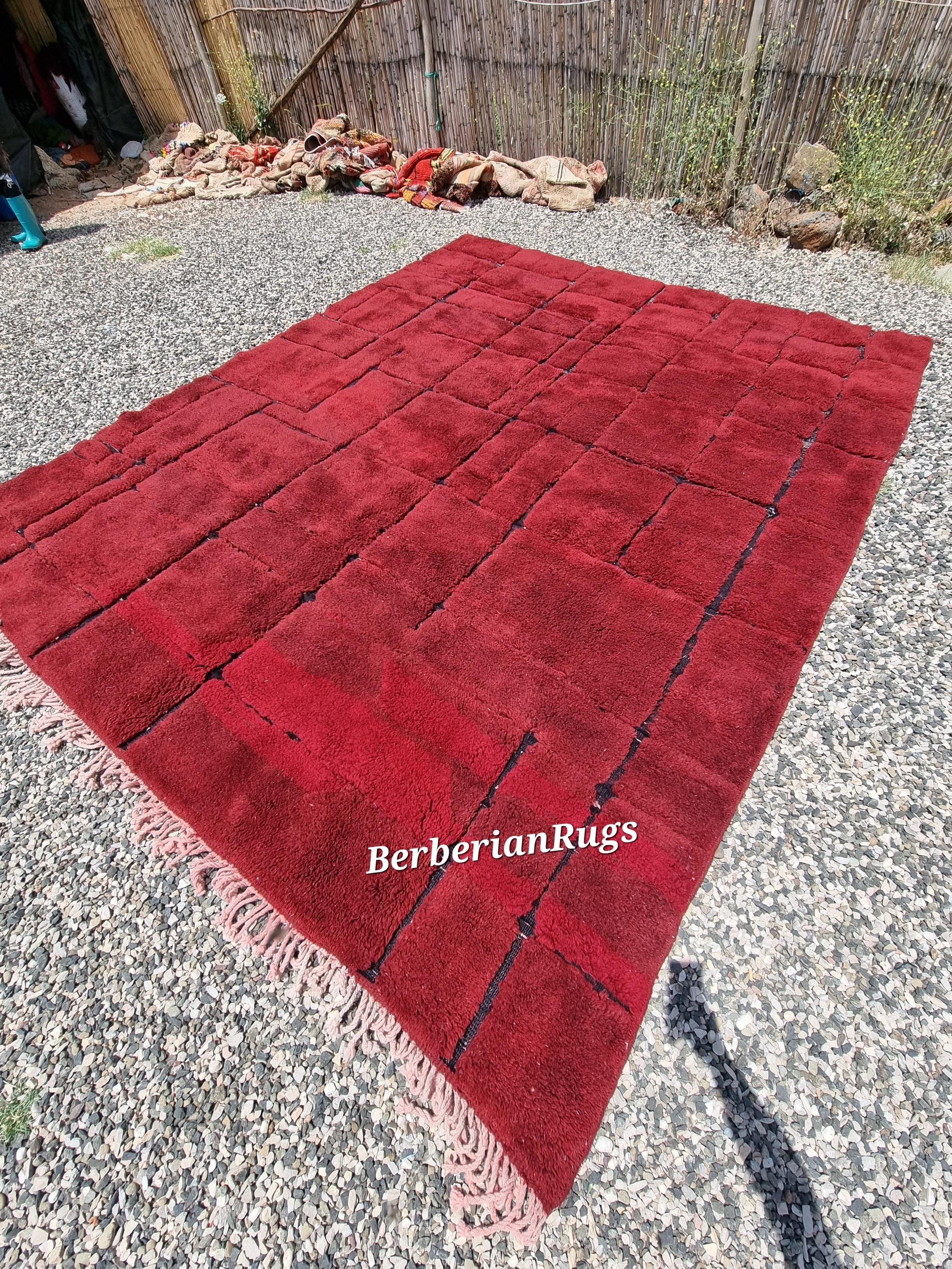 手作りの赤いモロッコ絨毯：ストライプ模様のベニ・ウライン・ベルベル