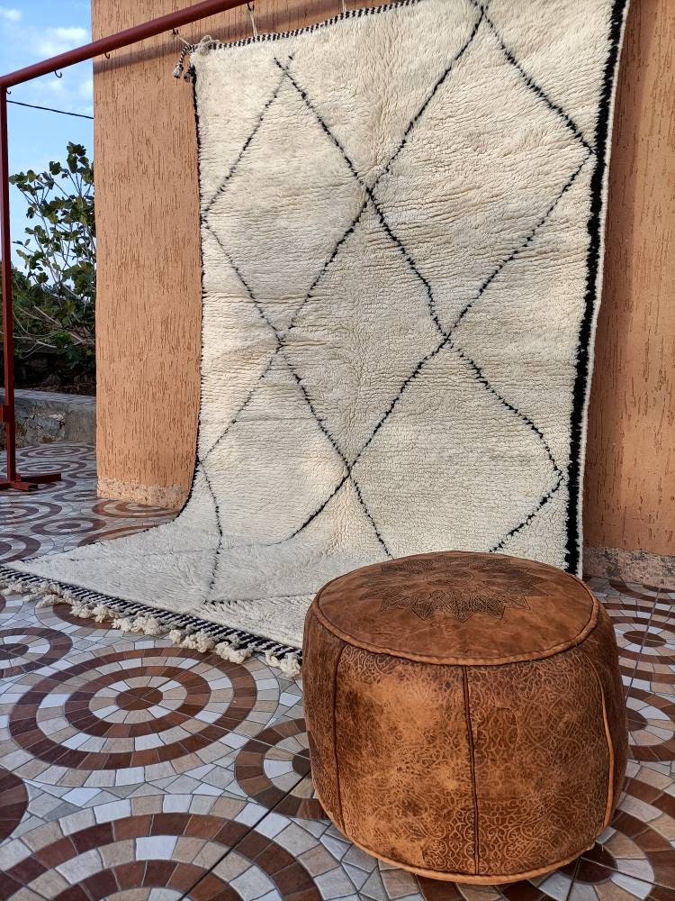 ハンドメイドのモロッコ製ベニ・ウラインラグ：オフホワイトウールの