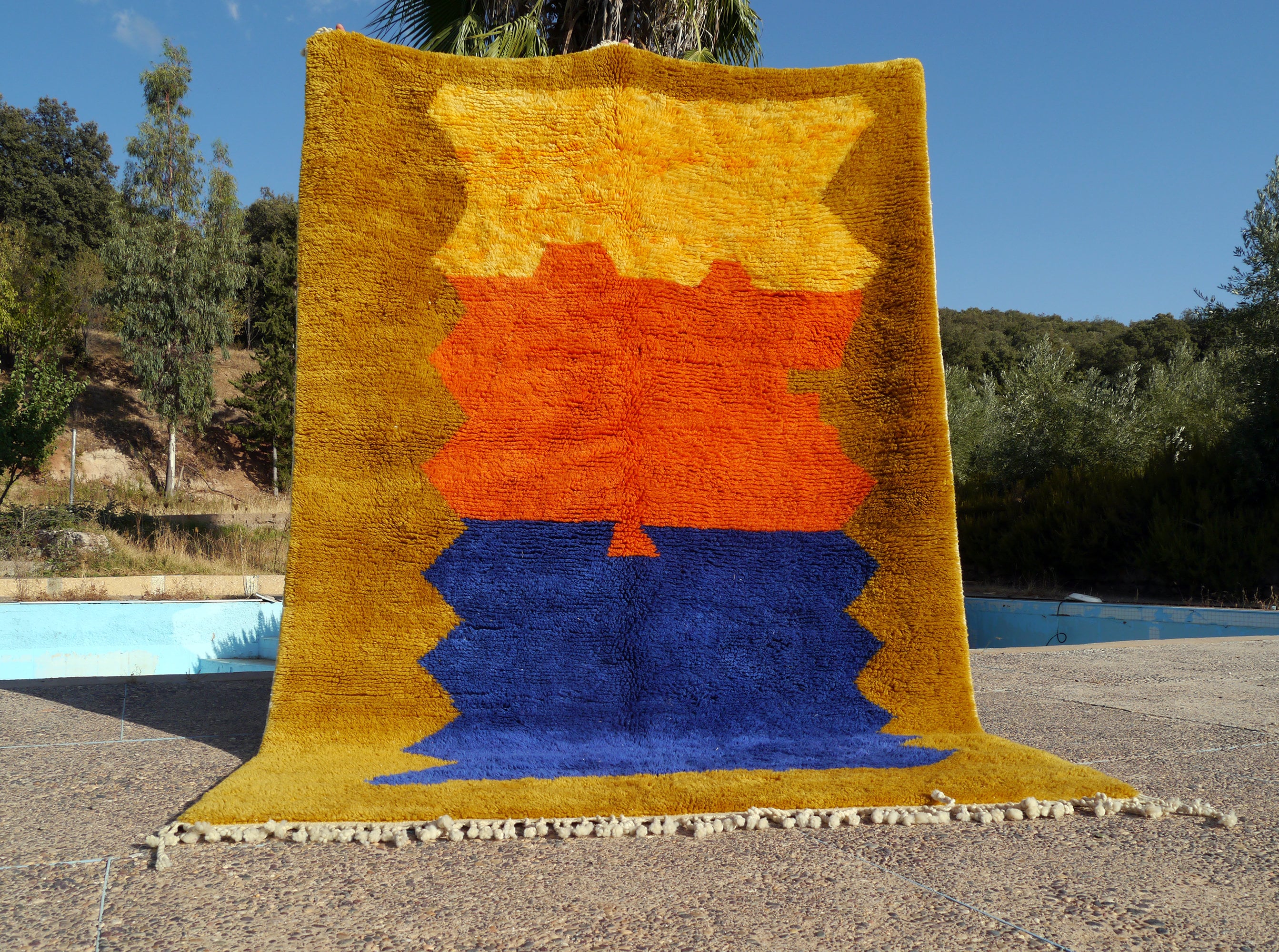 カラフルなベニ・ウラインのモロッコラグ：手織りウールベルベルラグ