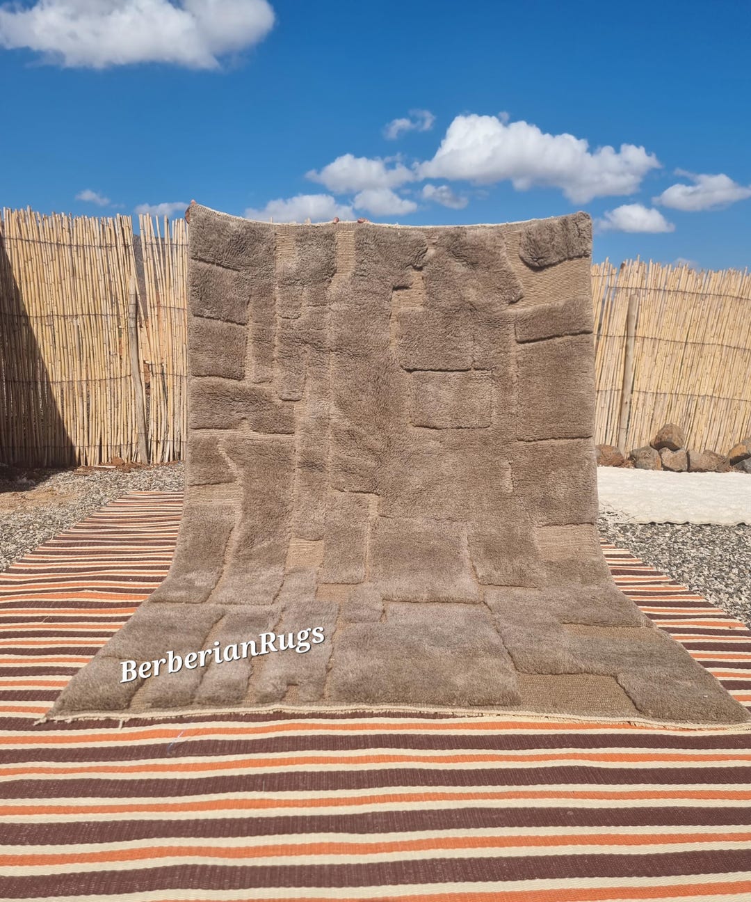 ハンドメイドのベニ・ムリルト・ラグ：ニュートラルトープのモロッコ