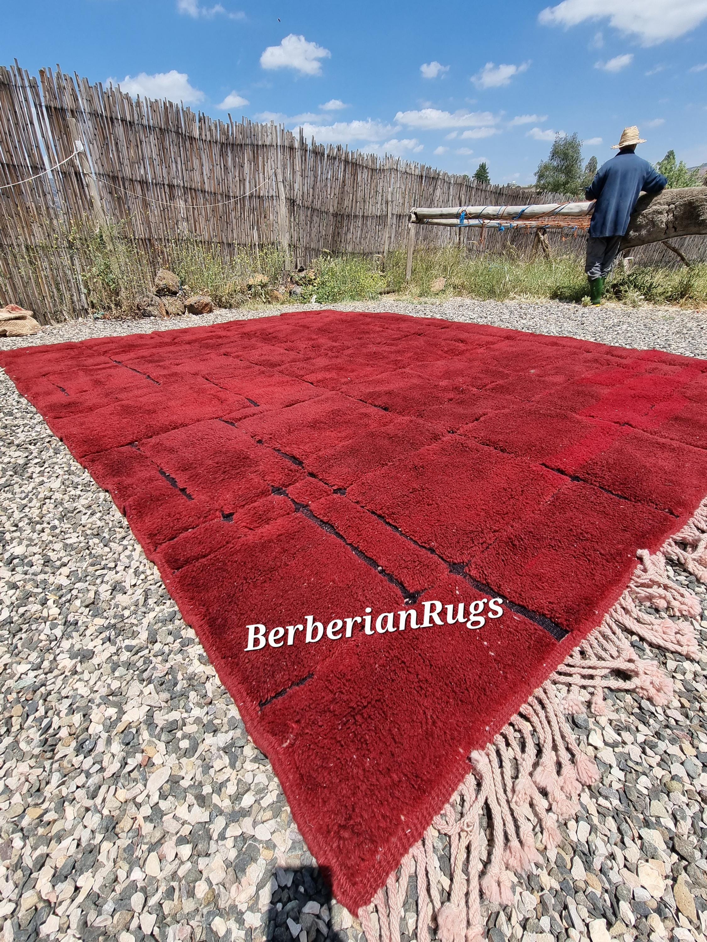 手作りの赤いモロッコ絨毯：ストライプ模様のベニ・ウライン・ベルベル