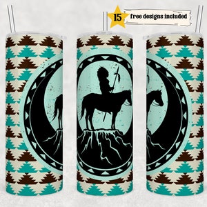 Könnte beinhalten: Ein Set aus drei Edelstahl-Bechern mit einem türkisfarbenen und braunen geometrischen Muster. Jeder Becher zeigt ein kreisförmiges Design mit einer Silhouette eines amerikanischen Ureinwohners, der ein Pferd reitet. Der Text "15 free designs included" ist oben im Bild sichtbar.