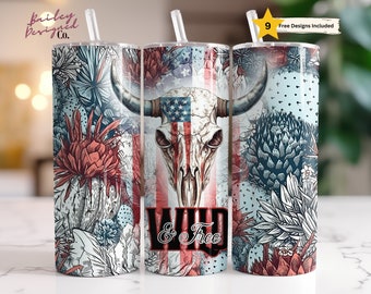 Könnte beinhalten: Ein Set aus drei 20oz Edelstahl-Bechern mit patriotischem Design. Die Becher zeigen einen Schädel mit Geweih, eine amerikanische Flagge und ein Blumenmuster. Der Text "Wild & Free" ist in der Mitte des Bechers aufgedruckt.
