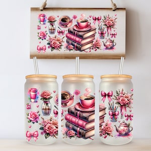 Op de afbeelding: Drie transparante glazen met bamboe deksels en rietjes. Elke beker heeft een ander ontwerp met roze bloemen, boeken, koffiekopjes en een theepot. De ontwerpen zijn op het glas gedrukt.