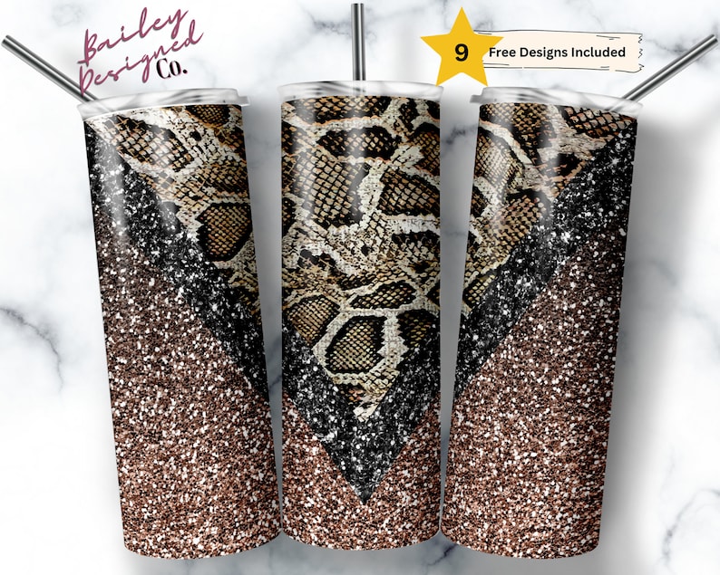 Pu&ograve; includere: Tre bicchieri isolati in acciaio inossidabile con coperchi e cannucce. I bicchieri presentano un motivo a pelle di serpente, glitter neri e marroni e il testo "Bailey Designed Co.". Una grafica a stella dorata indica "9 Free Designs Included."