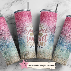 Könnte beinhalten: Vier Edelstahlbecher mit einem pinkfarbenen, blauen und goldenen Glitzerdesign. Die Becher haben einen weißen Textüberzug mit der Aufschrift "Sunrise Sunset Repeat".