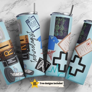 Könnte beinhalten: Vier Edelstahlbecher mit verschiedenen Designs im Zusammenhang mit der MRT-Technologie. Die Designs beinhalten ein MRT-Gerät, ein medizinisches Kreuz, ein Stethoskop und eine Klemmbrett mit einem medizinischen Symbol. Die Becher sind alle hellblau mit weißen Akzenten.