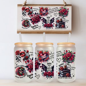 Pode incluir: Três copos de vidro fosco com tampas e canudos, cada um com um design diferente com rosas vermelhas, caveiras e texto. O texto inclui "Good Girls Read Bad Books", "Buy Me Books and Tell Me to Shut Up" e "Spicy Bookish Babe".