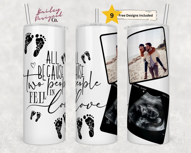 Puede incluir: Un vaso blanco con una pajita negra presenta el texto "ALL BECAUSE TWO PEOPLE FELL IN LOVE" y huellas de beb&eacute;. Incluye una foto y una imagen de ultrasonido. El vaso tambi&eacute;n tiene el texto "9 Free Designs Included".