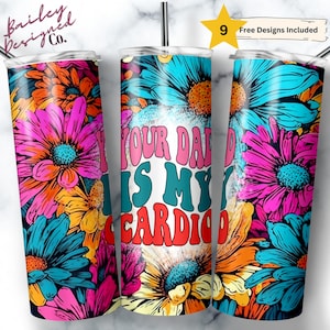 Puede incluir: Un vaso de acero inoxidable con un diseño floral y el texto "Your Dad is My Cardio" en una fuente retro. El vaso es una opción popular para café, té u otras bebidas.