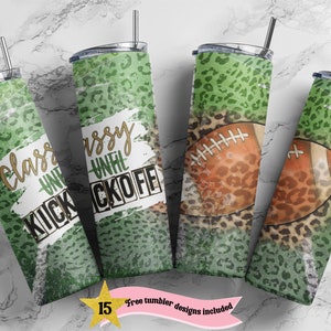 Könnte beinhalten: Vier Edelstahlbecher mit Deckeln und Strohhalmen. Die Becher haben ein grünes Leopardenmuster mit Football- und Textgrafiken. Der Text lautet "Classy Until Kickoff". Ein rosa Banner unten lautet "Free tumbler designs included".