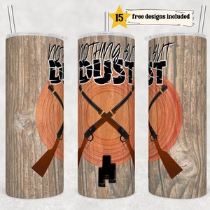 Op de afbeelding: Een roestvrijstalen beker met een rietje, met een houtnerf achtergrond en een doelontwerp. Het ontwerp bevat gekruiste geweren, de woorden "NOTHING BUT DUST" en een kleine tekst met de tekst "15 free designs included".