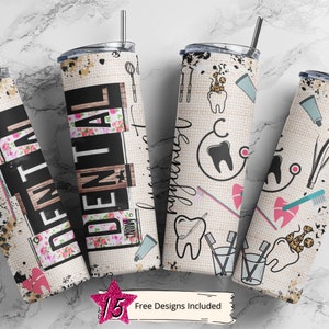 K&ouml;nnte beinhalten: Vier Edelstahlbecher mit verschiedenen Designs zum Thema Zahnmedizin. Die Designs beinhalten ein Schild mit der Aufschrift "Dental", einen Zahn mit einem Stethoskop und einen Zahn mit einer Zahnb&uuml;rste. Die Becher stehen auf einem wei&szlig;en Marmoruntergrund.