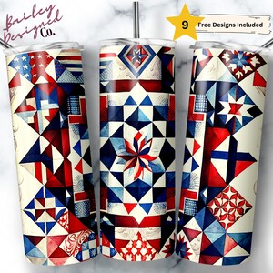 Könnte beinhalten: Drei Edelstahlbecher mit einem geometrischen Muster in Rot, Weiß und Blau. Das Muster erinnert an eine Steppdecke mit Sternen und anderen geometrischen Formen. Die Becher haben jeweils ein Fassungsvermögen von 20 Unzen.