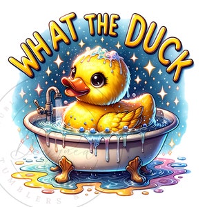 Op de afbeelding: Een gele rubberen eend in een blauw en wit bad, omringd door een blauwe en witte sterrenhemel. De tekst "What the Duck" staat in geel, blauw en wit rond de eend.