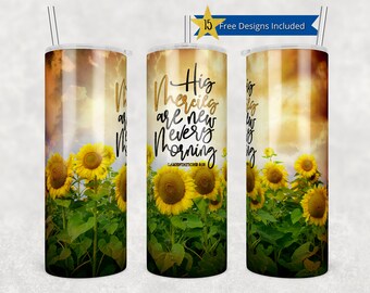 Puede incluir: Un vaso de acero inoxidable con un diseño de puesta de sol y campo de girasoles. El vaso tiene una cita que dice "Sus misericordias son nuevas cada mañana" con la referencia bíblica Lamentaciones 3:23.