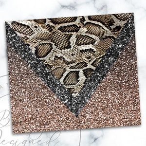 Pu&ograve; includere: Un design quadrato con un motivo a pelle di serpente marrone e beige, sovrapposto a un triangolo di glitter neri e un triangolo di glitter oro rosa. Il design ha un'estetica lussuosa e audace.