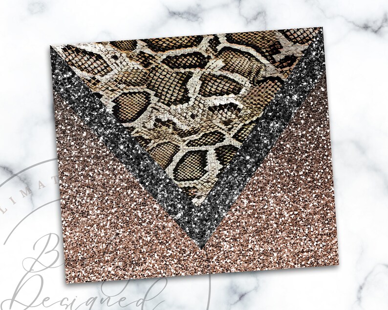 Pu&ograve; includere: Un design quadrato con un motivo a pelle di serpente marrone e beige, sovrapposto a un triangolo di glitter neri e un triangolo di glitter oro rosa. Il design ha un'estetica lussuosa e audace.