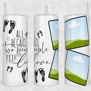 Puede incluir: Vaso blanco de 590 ml con pajita plateada. El vaso presenta huellas negras, la frase "ALL BECAUSE two people FELL IN Love" y dos marcos de fotos con un paisaje.