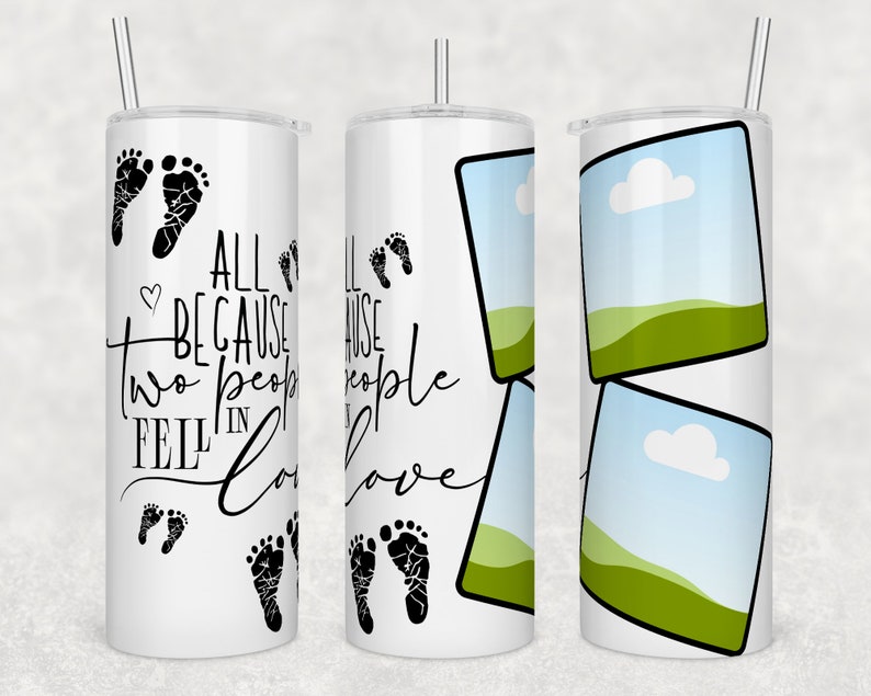 Puede incluir: Vaso blanco de 590 ml con pajita plateada. El vaso presenta huellas negras, la frase "ALL BECAUSE two people FELL IN Love" y dos marcos de fotos con un paisaje.