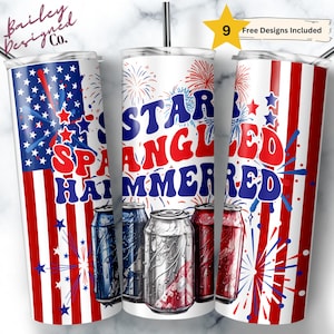 Op de afbeelding: Drie roestvrijstalen bekers met patriottische ontwerpen. Eén heeft een vlagontwerp, een andere de tekst "Star Spangled Hammered Red", en de derde rode en witte strepen. Elke beker bevat een rietje.