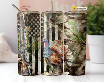 Op de afbeelding: Drie roestvrijstalen bekers met verschillende ontwerpen. De eerste beker heeft een camouflagepatroon met een geweer en een Amerikaanse vlag. De tweede beker heeft een camouflagepatroon met een wilde kalkoen. De derde beker heeft een camouflagepatroon met bladeren en takken.