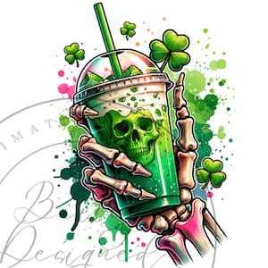 Op de afbeelding: Een skeletachtige hand houdt een groene plastic beker vast met een schedelontwerp en een groene rietje. De beker is gevuld met een groene vloeistof en heeft een wit deksel. De achtergrond is een aquarel in groen en roze tinten.