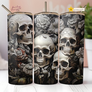 以下が含まれることがあります： 黒い背景に、複雑なディテールが施された白い頭蓋骨が3つ、黒と白の花柄で囲まれています。このデザインは、ステンレス製のタンブラーに印刷されています。