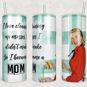 Op de afbeelding: Een roestvrijstalen tumbler met een teal en wit geruit patroon. De tumbler heeft een retro afbeelding van een vrouw en de tekst "Ik hou van het opruimen van rommel die ik niet heb gemaakt, dus ik ben MOM geworden".