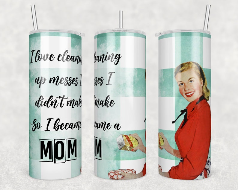Op de afbeelding: Een roestvrijstalen tumbler met een teal en wit geruit patroon. De tumbler heeft een retro afbeelding van een vrouw en de tekst "Ik hou van het opruimen van rommel die ik niet heb gemaakt, dus ik ben MOM geworden".