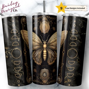 Puede incluir: Un vaso negro y dorado con un diseño de mariposa y un patrón de fases lunares. El vaso tiene una tapa y una pajita de acero inoxidable. "Bailey Designed Co." está impreso en el vaso.