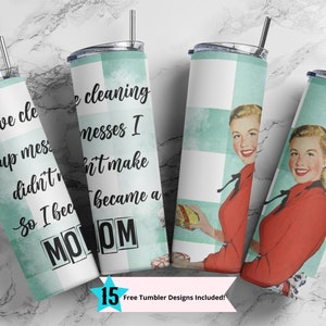 Op de afbeelding: Drie roestvrijstalen bekers met een groen-wit geruit patroon. De bekers hebben een retro-illustratie van een vrouw en de tekst "Ik hou van schoonmaken van rommel die ik niet heb gemaakt, dus ik ben een MOM geworden".