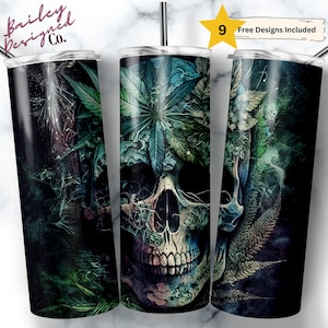 Puede incluir: Tres vasos de acero inoxidable con diseño de calavera. La calavera está decorada con hojas de cannabis y una combinación de colores verde oscuro y azul. Los vasos tienen una pajita y tapa plateadas. El texto "Bailey Designed Co." es visible.