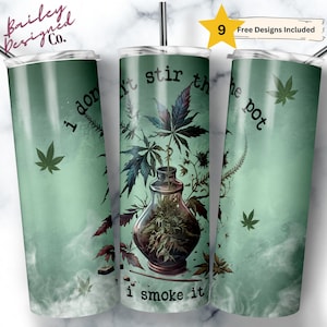 以下が含まれることがあります： 緑色の背景と大麻の葉のデザインが施された3つのステンレス鋼タンブラー。タンブラーには「I don't stir the pot, I smoke it」というテキストがプリントされています。タンブラーには銀色のストローと蓋が付いています。