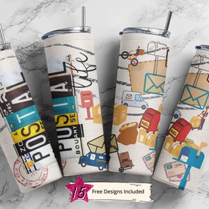 Puede incluir: Cuatro vasos aislados de acero inoxidable con diseños postales. Uno presenta un collage de matrículas con la palabra "POSTAL". Otros muestran camiones de correo, sobres, buzones y paquetes. Cada vaso tiene una pajita plateada y una tapa.