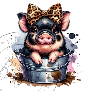 Può includere: Un maialino nero e rosa con un fiocco a pois di leopardo è seduto in un secchio d'argento. Il secchio è seduto in una pozza di fango marrone con schizzi di acquerello rosa e blu sullo sfondo.