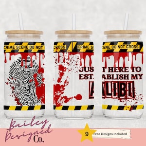 Könnte beinhalten: Drei durchsichtige Glasbecher mit Bambusdeckel und Strohhalm. Die Becher haben ein rotes und schwarzes Absperrband-Design mit dem Text "CRIME SCENE DO NOT CROSS" und "JUST EST." und "I HERE TO ABLISH MY ALIBI".